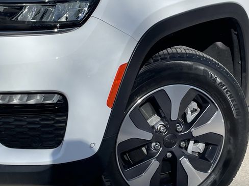 Used 2022 Jeep Grand Cherokee Limited 4xe w/ Luxury Tech Group II image 8