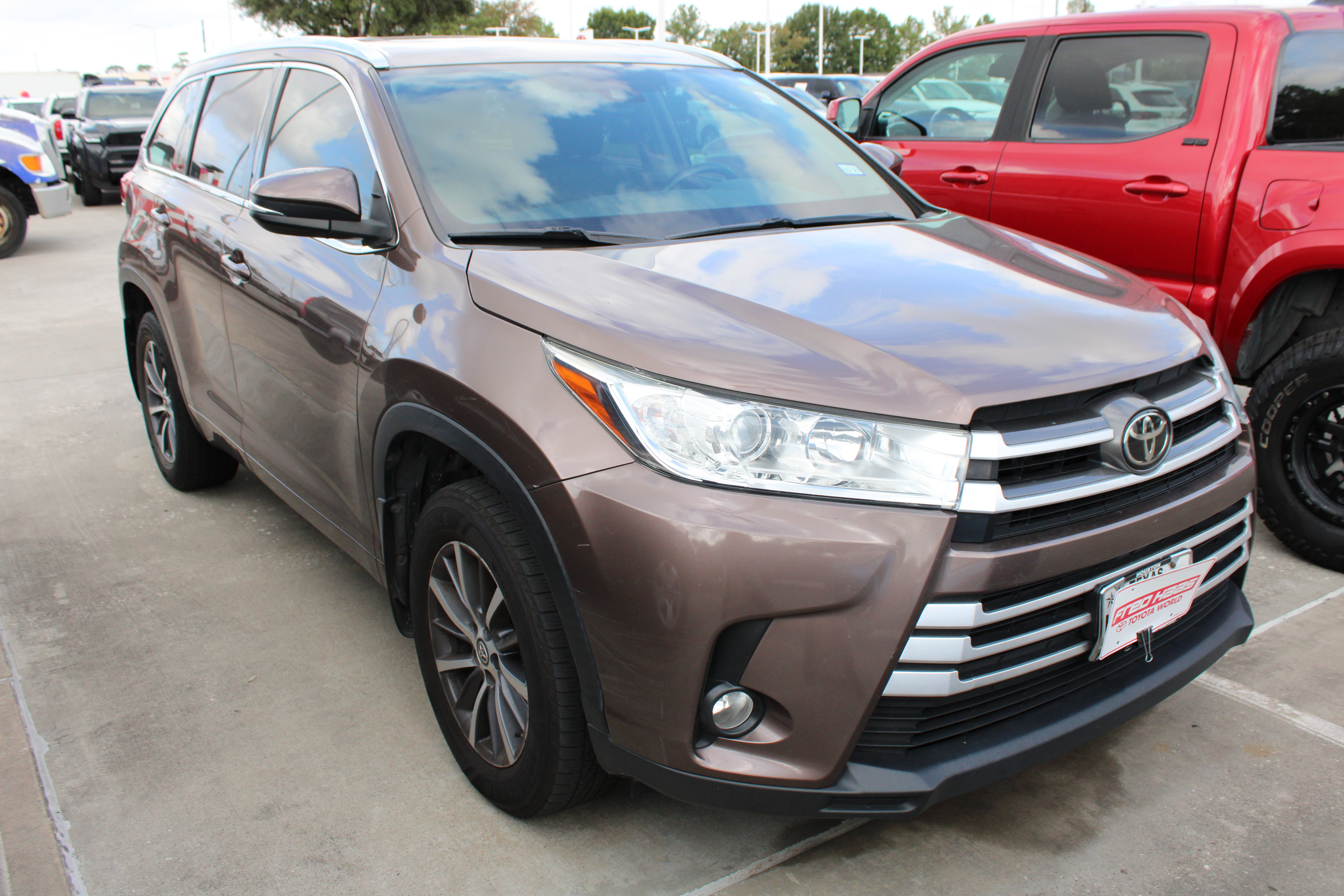 Used 2018 Toyota Highlander XLE FWD image 2