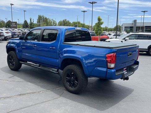 Used 2017 Toyota Tacoma TRD Sport AWD/4WD image 11