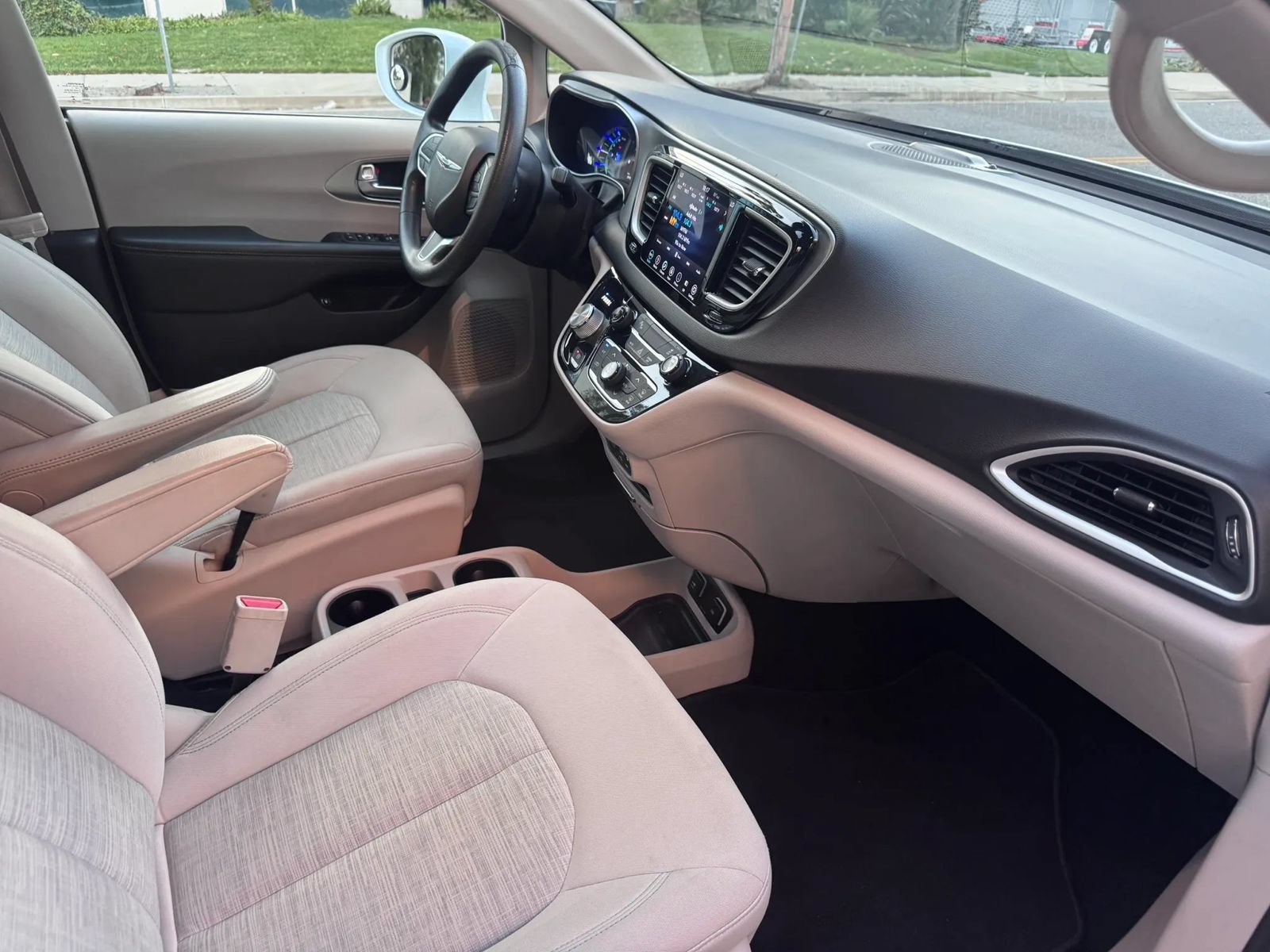 Used 2019 Chrysler Pacifica Touring Plus FWD image 19