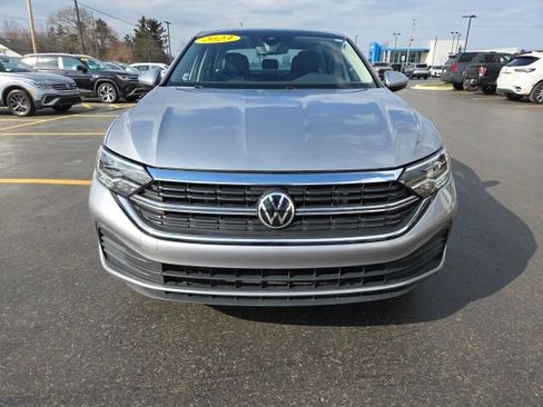 Used 2023 Volkswagen Jetta SE w/ Panoramic Sunroof Package image 2
