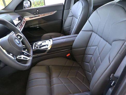 New 2026 BMW 750e xDrive w/ Executive Package image 10