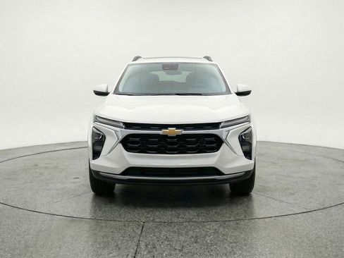 Used 2025 Chevrolet Trax LT w/ LT Convenience Package image 2