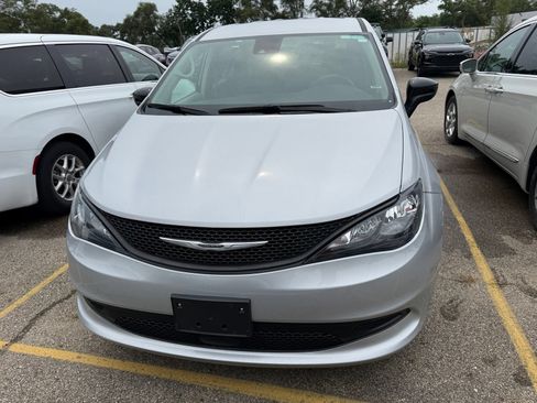 Used 2024 Chrysler Voyager LX FWD image 6