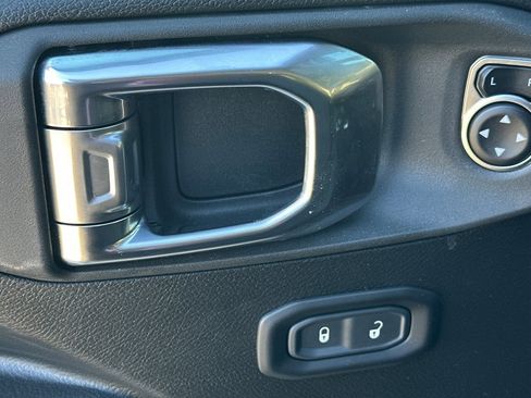 Used 2025 Jeep Wrangler Willys image 12