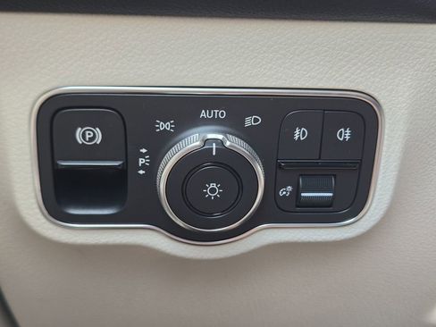 Used 2022 Mercedes-Benz GLB 250 w/ Premium Package Lite image 28