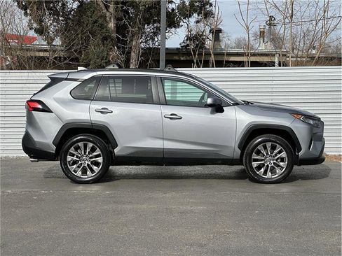 Used 2021 Toyota RAV4 XLE Premium image 9