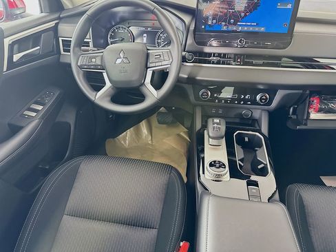 New 2025 Mitsubishi Outlander ES FWD image 22