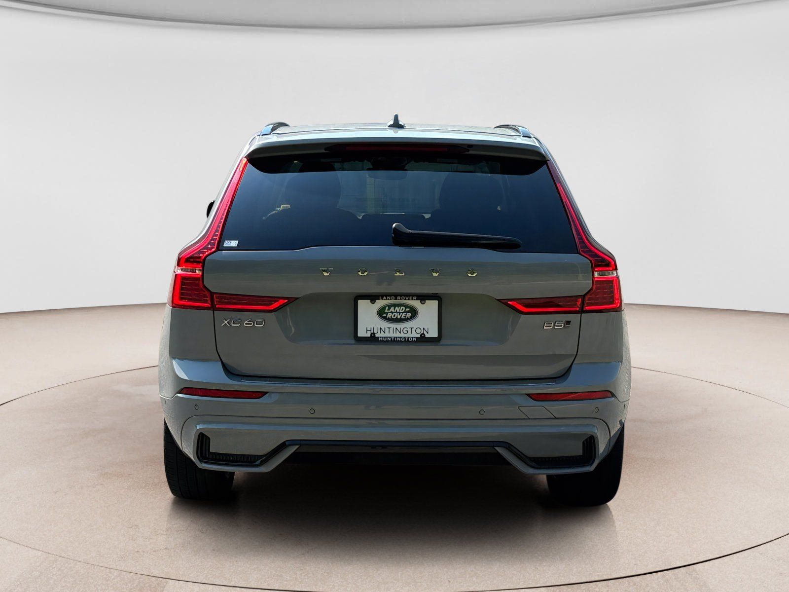 Used 2024 Volvo XC60 B5 Plus w/ Protection Package Premier AWD/4WD image 4
