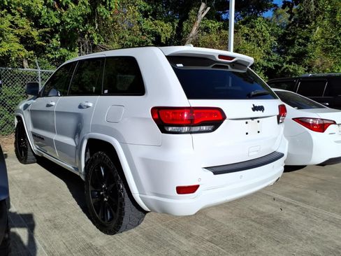 Used 2021 Jeep Grand Cherokee Laredo X RWD image 2
