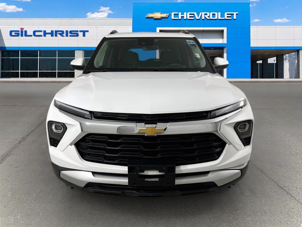 Used 2025 Chevrolet TrailBlazer LT FWD image 2
