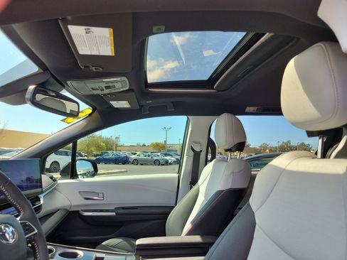 Used 2025 Toyota Sienna XSE image 24