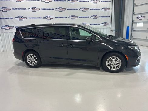 Used 2023 Chrysler Pacifica Touring-L FWD image 7