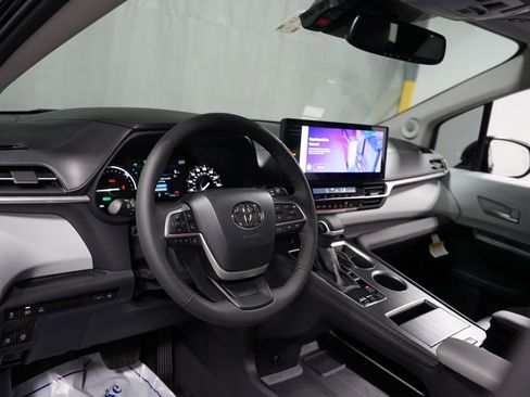 New 2026 Toyota Sienna XLE FWD image 12