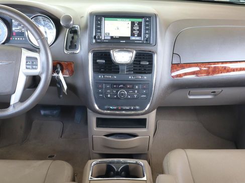 Used 2016 Chrysler Town & Country Touring-L w/ Driver Convenience Group FWD image 17