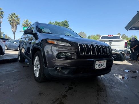 Used 2016 Jeep Cherokee Latitude w/ Safety/Convenience Group FWD image 3