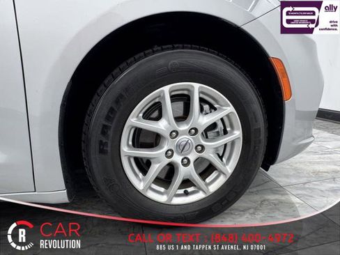 Used 2022 Chrysler Pacifica Touring-L image 12