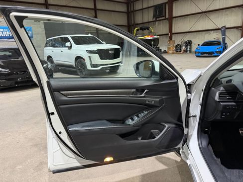 Used 2018 Honda Accord Touring image 11