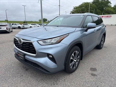 Used 2020 Toyota Highlander XLE AWD/4WD image 5