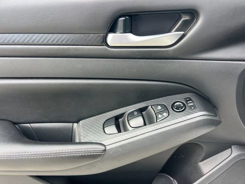 Used 2024 Nissan Altima 2.5 SV image 10