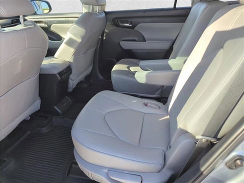 Used 2023 Toyota Highlander XLE FWD image 8