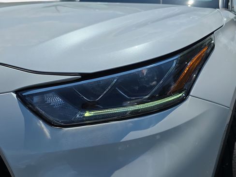 Used 2023 Toyota Highlander Limited FWD image 32