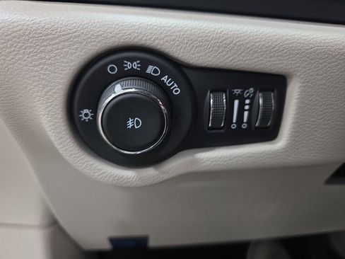 Used 2023 Chrysler Pacifica Touring-L image 26