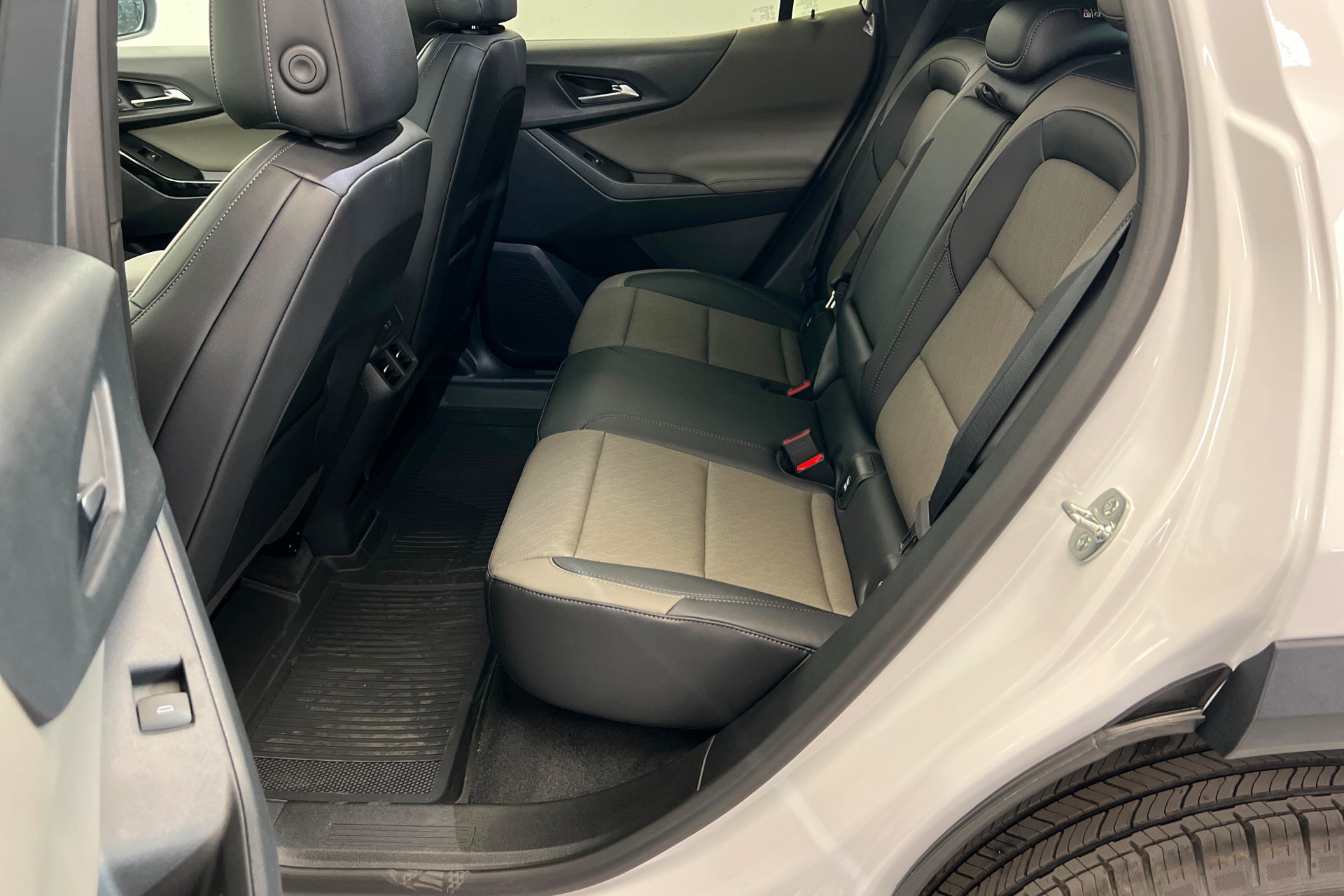 New 2027 Chevrolet Equinox LT w/ Convenience Package II AWD/4WD image 23