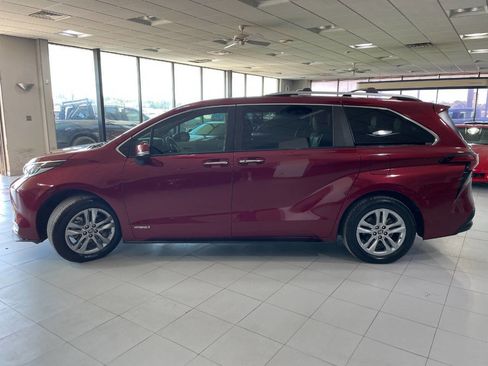 Used 2021 Toyota Sienna Limited image 4