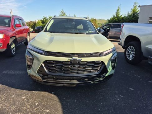 Used 2024 Chevrolet Trax ACTIV w/ Sunroof Package FWD image 2