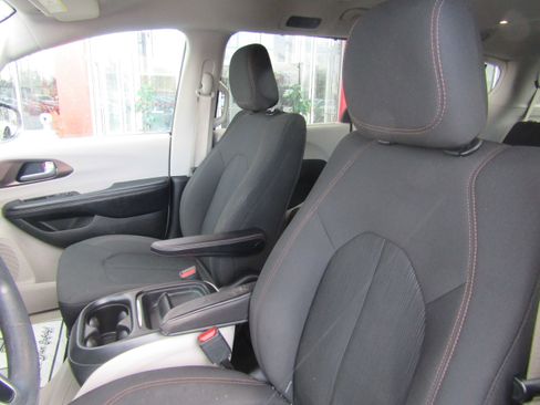 Used 2017 Chrysler Pacifica Touring Plus w/ Tire & Wheel Group image 13