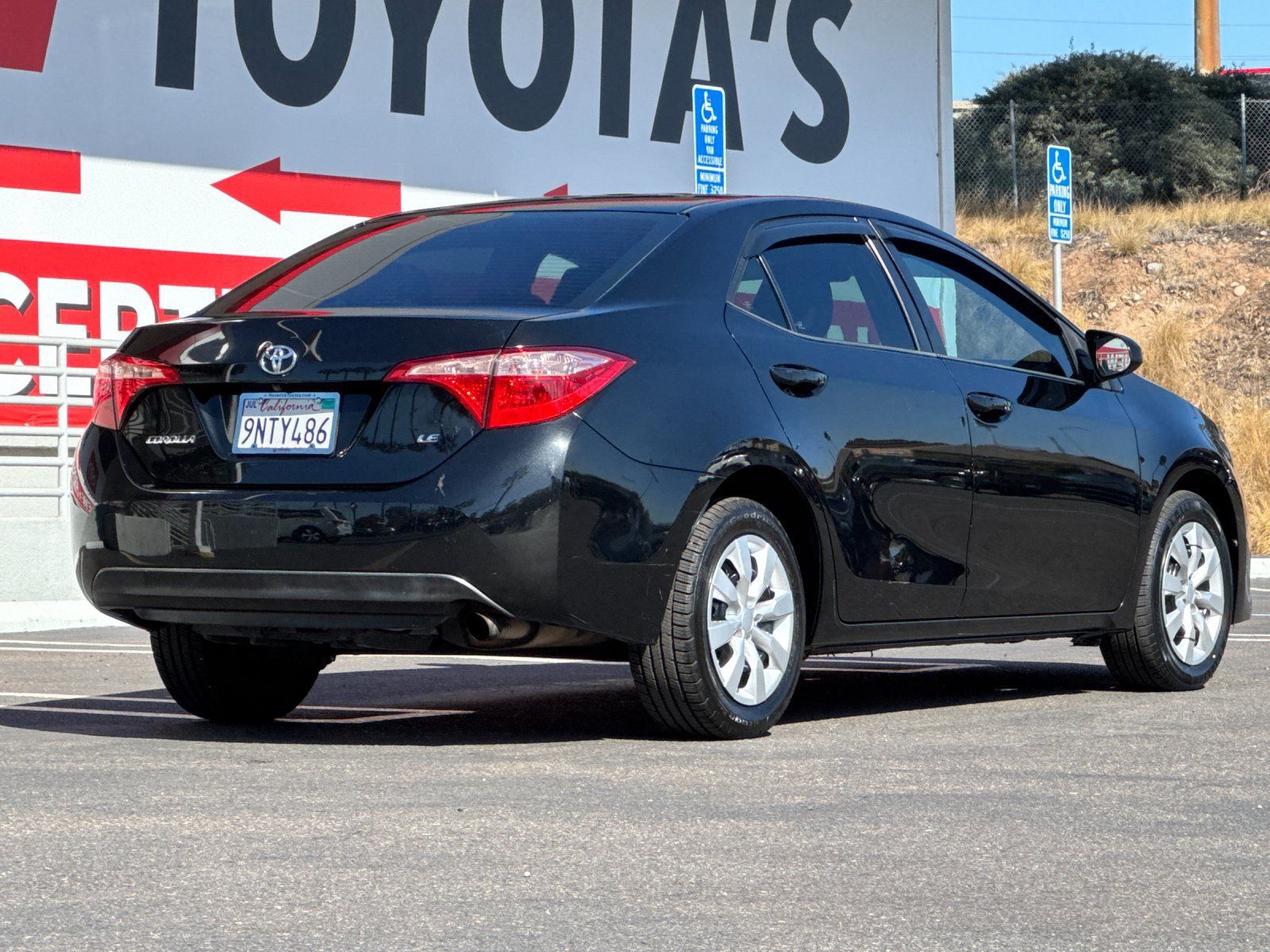 Used 2017 Toyota Corolla LE FWD image 5
