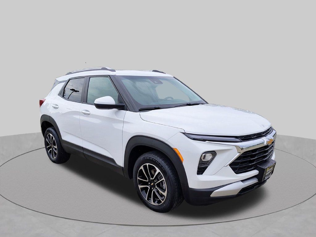 Used 2025 Chevrolet TrailBlazer LT AWD/4WD image 3