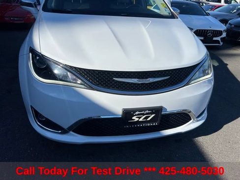 Used 2017 Chrysler Pacifica Limited w/ Tire & Wheel Group FWD image 9