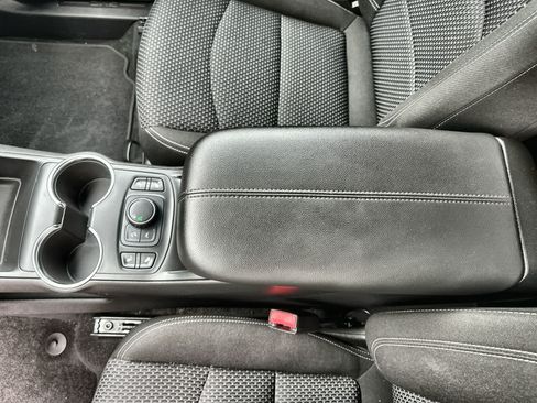 Used 2024 GMC Terrain SLE w/ Driver Convenience Package FWD image 22