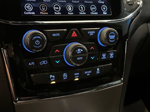Used 2019 Jeep Grand Cherokee Altitude AWD/4WD image 15
