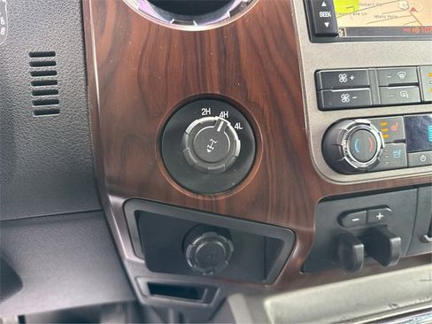 Used 2011 Ford F250 Lariat w/ Lariat Interior Pkg image 35