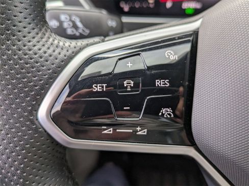 Used 2022 Volkswagen Tiguan SE R-Line image 18