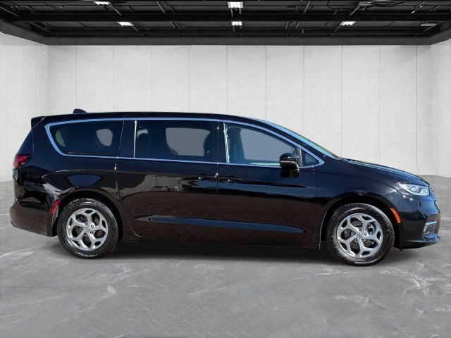 Certified 2024 Chrysler Pacifica Limited FWD image 4