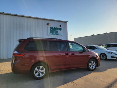 Used 2018 Toyota Sienna LE w/ Carpet Mat Package FWD image 7