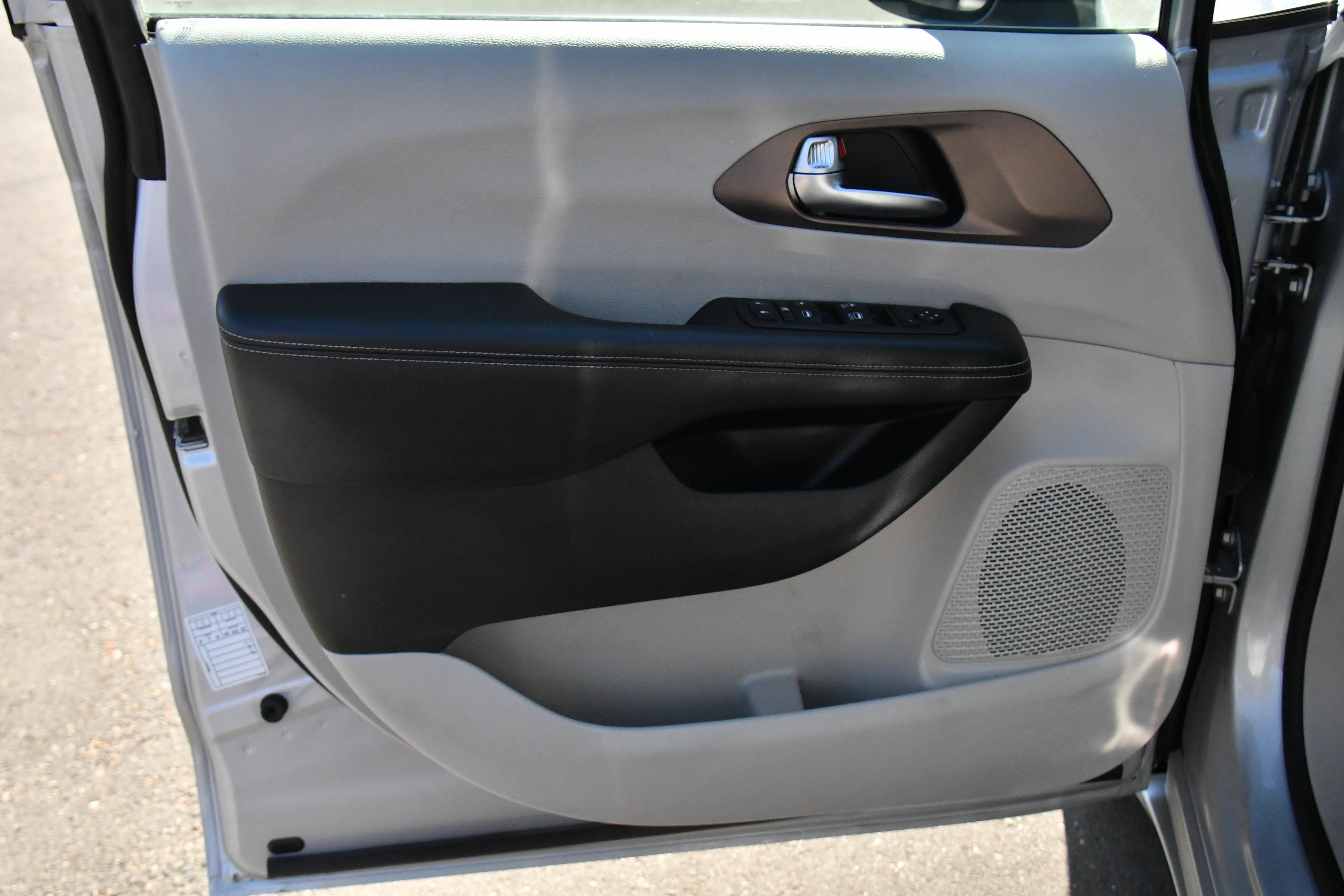 Used 2023 Chrysler Voyager LX FWD image 13