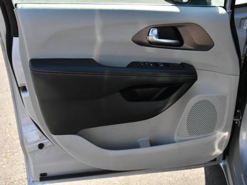 Used 2023 Chrysler Voyager LX FWD image 13