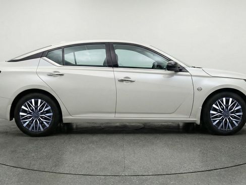 Used 2025 Nissan Altima 2.5 SV FWD image 11