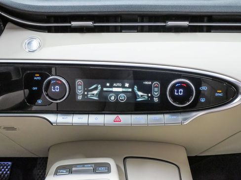 Certified 2024 Genesis GV70 2.5T w/ Select Package AWD/4WD image 18