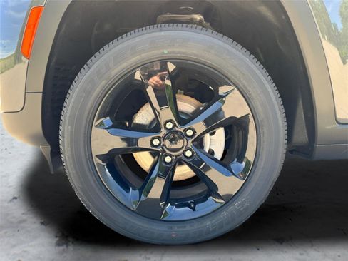 New 2025 Jeep Grand Cherokee Altitude image 14