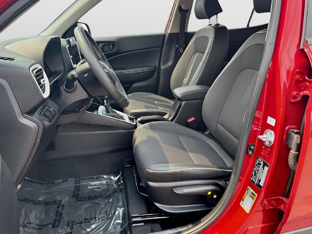 Used 2025 Hyundai Venue Limited FWD image 21