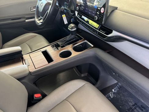 Certified 2024 Toyota Sienna XLE FWD image 15