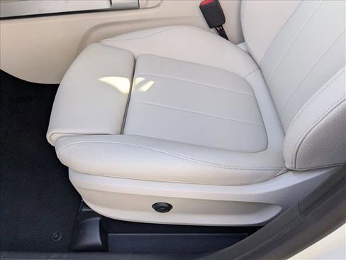 New 2025 Mercedes-Benz GLB 250 4MATIC image 4