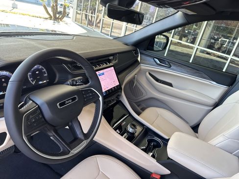 New 2025 Jeep Grand Cherokee Limited AWD/4WD image 12