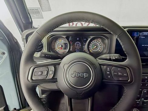 Used 2025 Jeep Gladiator Mojave w/ Convenience Group AWD/4WD image 13